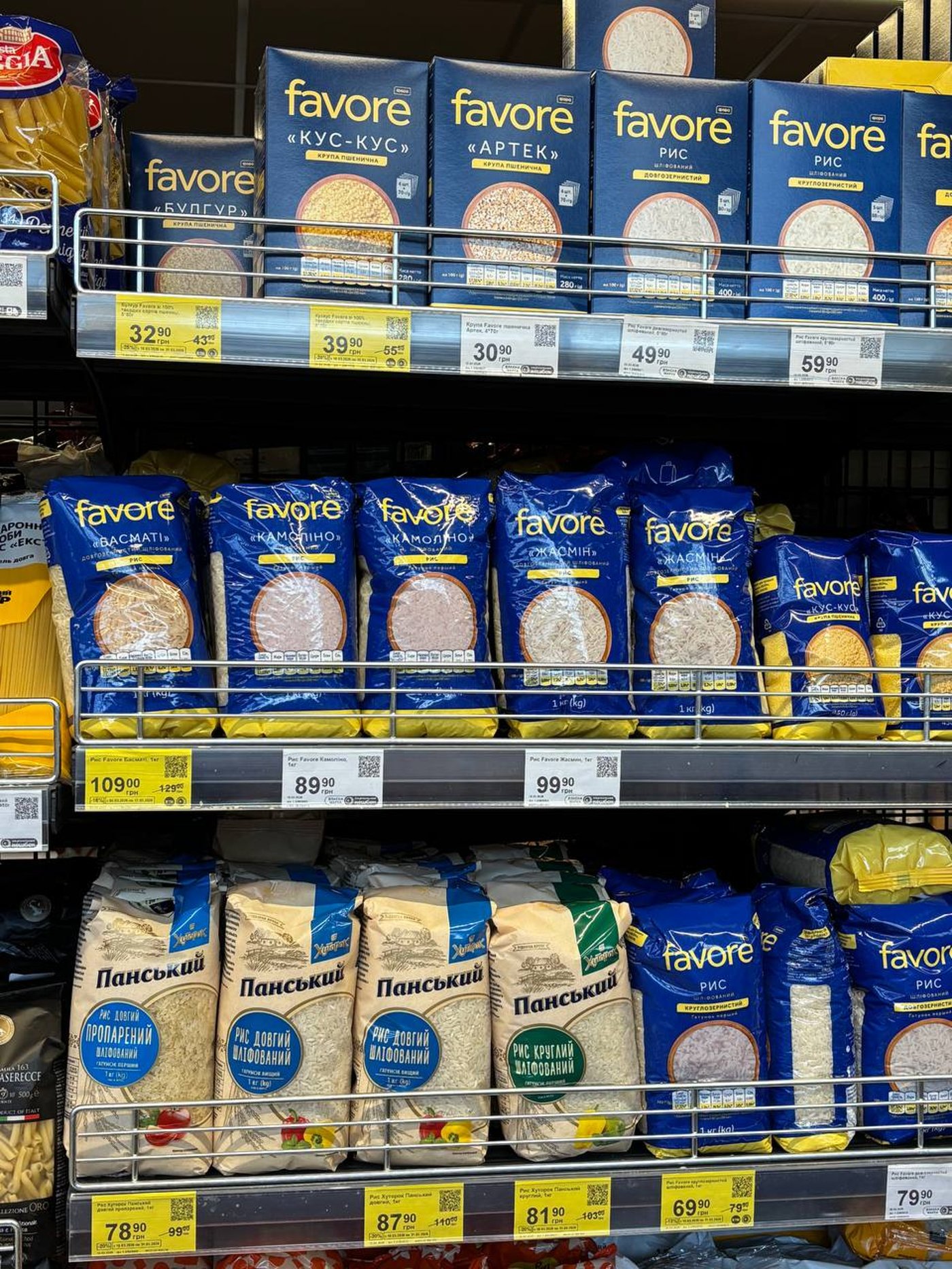 Полиці порожні, але не всюди: у Києві розкупили дешеві борошно та крупи - фото 32