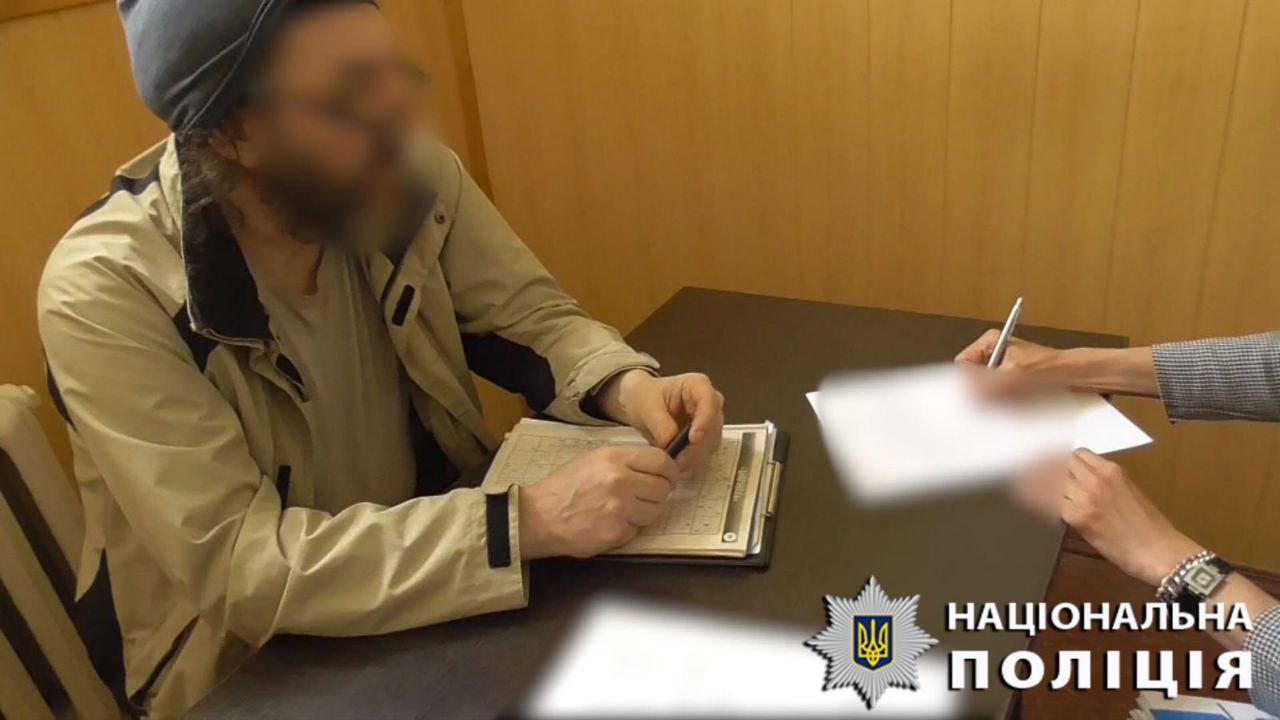 фотограф балакає зі слідчим