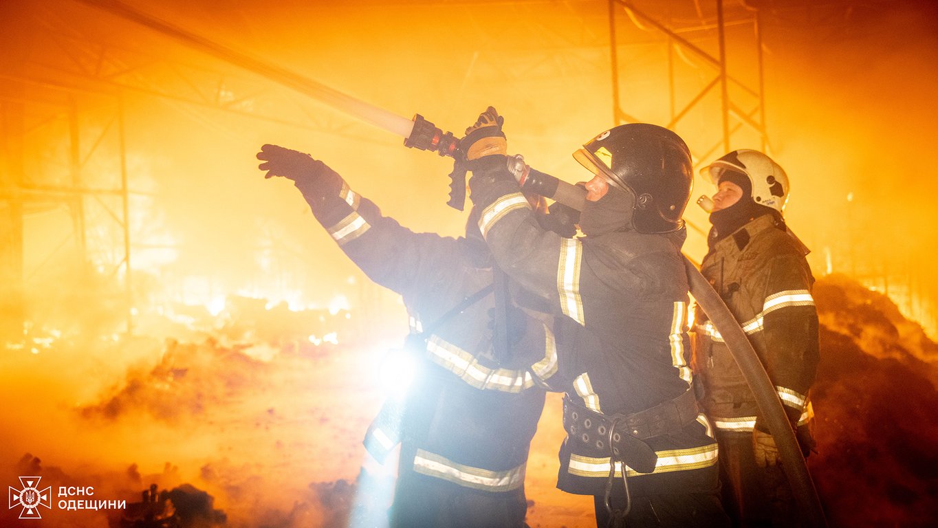 Масштабный пожар в Одессе — спасено складское здание - фото 1