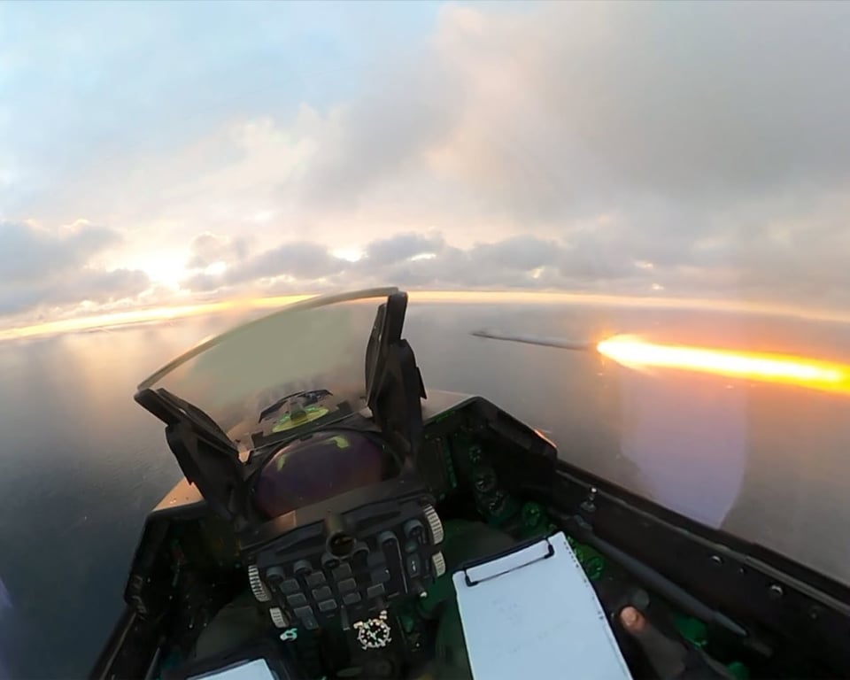  Румунський винищувач F-16 запускає ракету над Чорним морем для збиття дрона