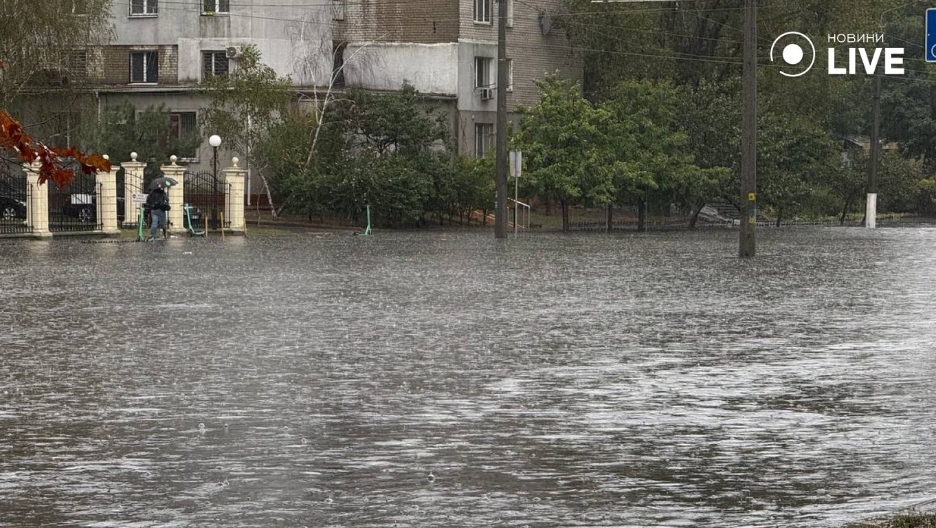 В Одесі вирує негода, рух дорогами ускладнено