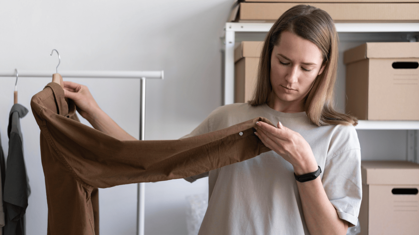 Дівчина перевіряє одяг