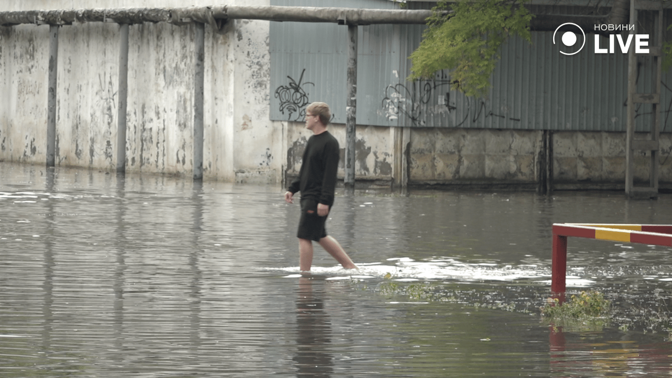 Чоловік йде затопленою вулицею