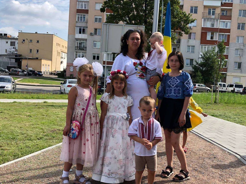 Вихователька разом із дітьми. Фото: