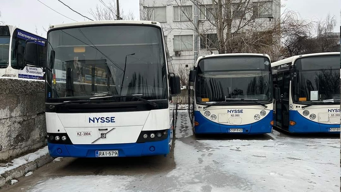 У Києві не випускають на рейси автобуси, які надали партнери — як виправдовуються КМДА