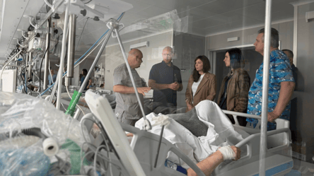 Теракт в Киеве: раненый мальчик и его мать увиделись онлайн - 290x160