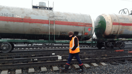 Вибух на залізниці РФ — у мережі показали вибухівку на поїзді - 285x160