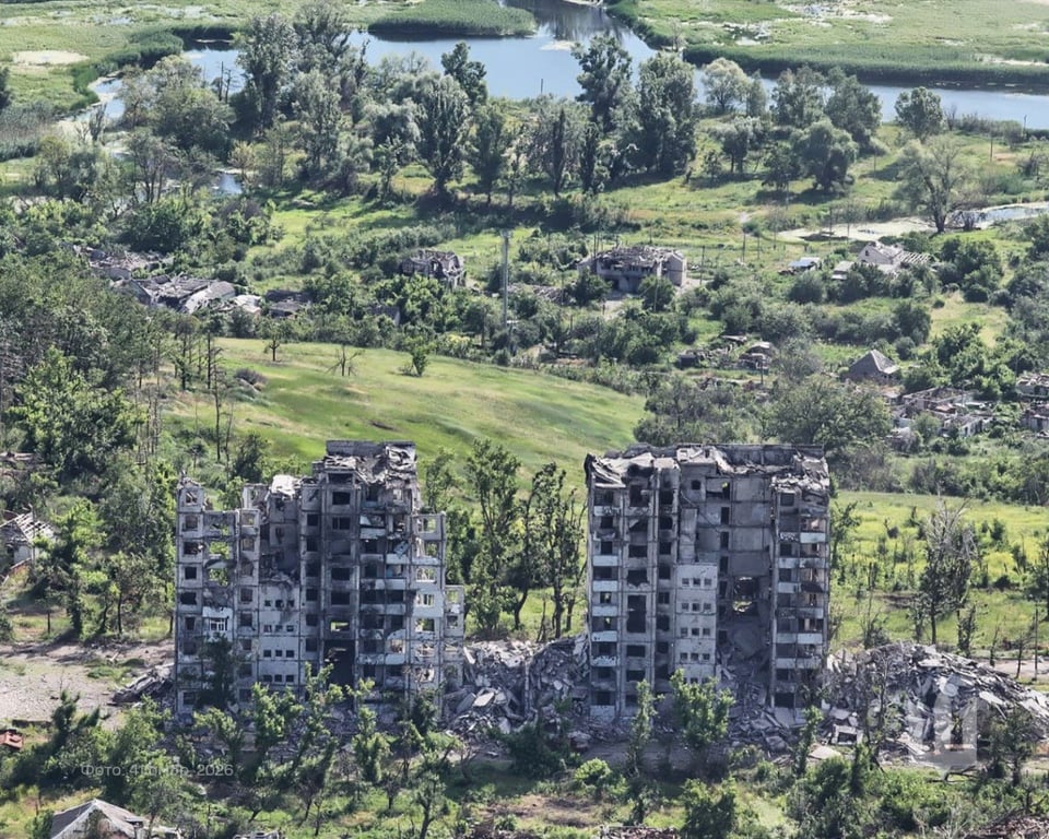 Дві сильно пошкоджені багатоповерхівки та зруйновані приватні будинки у Куп'янську
