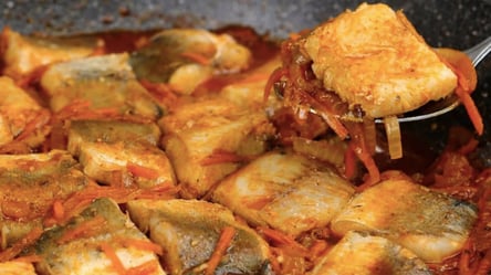 Хек у томатному соусі на сковороді — рецепт без смаження - 285x160