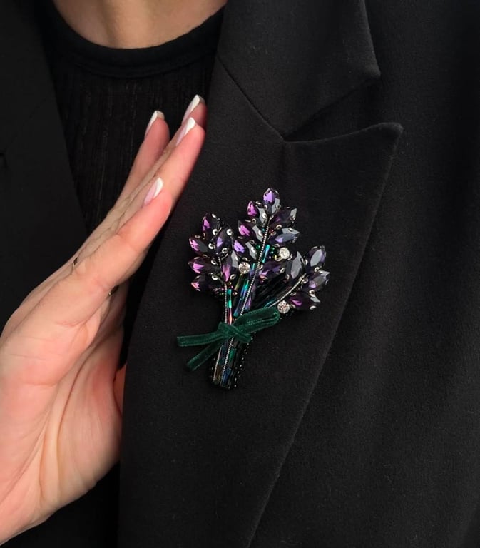 Большие броши давно не в моде