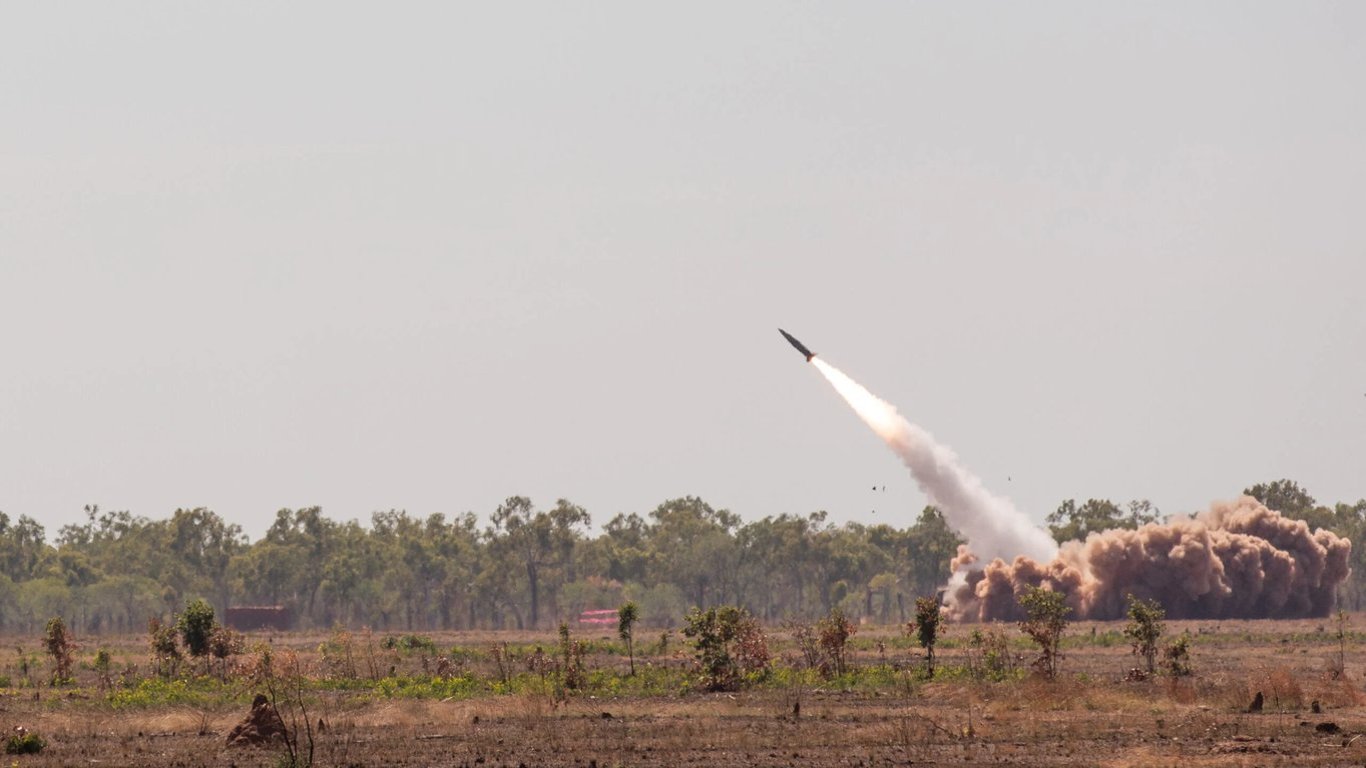 США тайно отправили в Украину ракеты ATACMS большой дальности, — Reuters