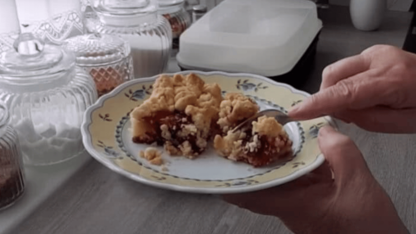 Скибочки яблук і слив, підготовлені для викладання на тісто