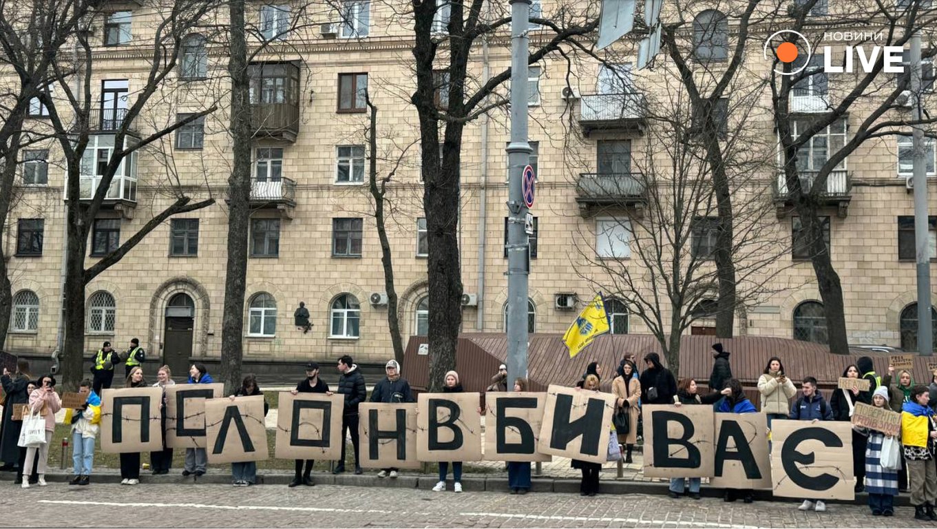 Кияни вийшли на акцію підтримки українських військовополонених - фото 9