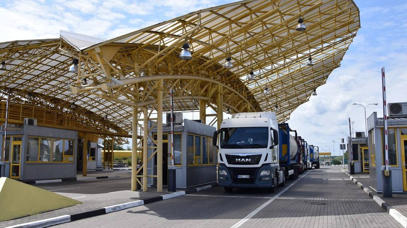 В Мининфраструктуре подтвердили смерть водителя грузовика на границе с Польшей