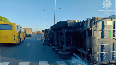 Вантажівка завалилася набік — у Києві на Кільцевій дорозі сталася ДТП - 290x166
