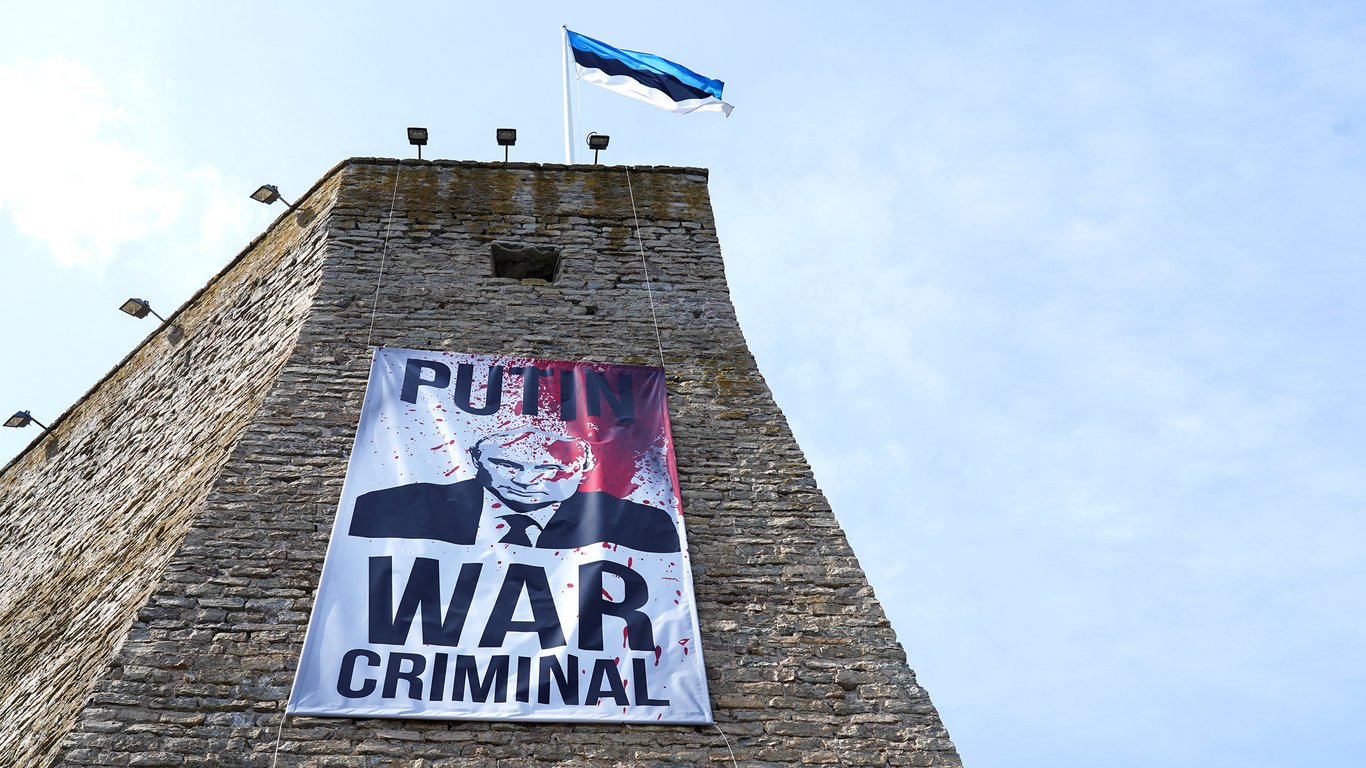 В Эстонии на границе с РФ появился плакат с Путиным и обвинениями