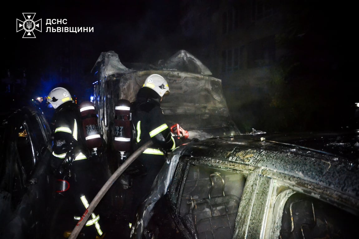 Суд у Львові відправив під домашній арешт підозрюваних у підпалі чотирьох автомобілів - фото 1