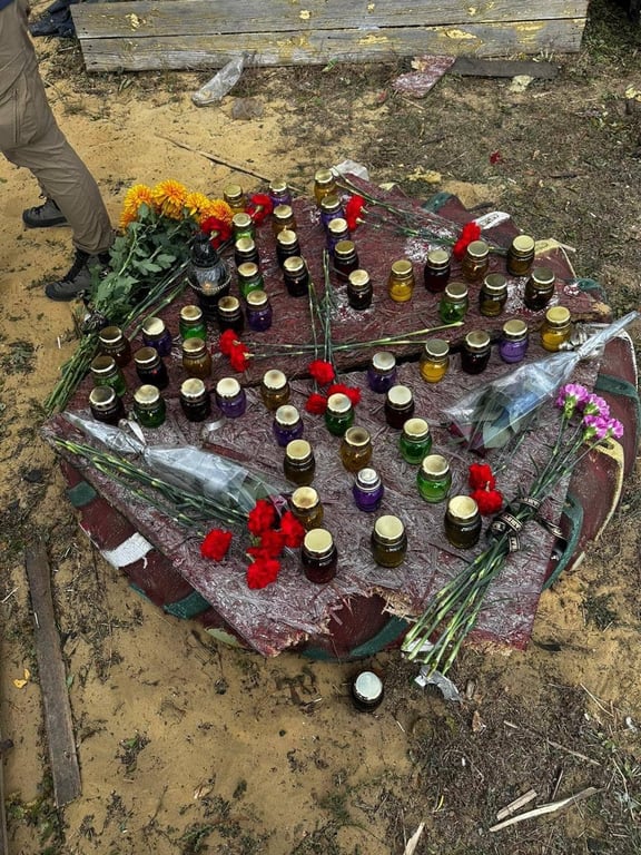 Цветы на свечи на месте обстрела Харьковской области 5 октября