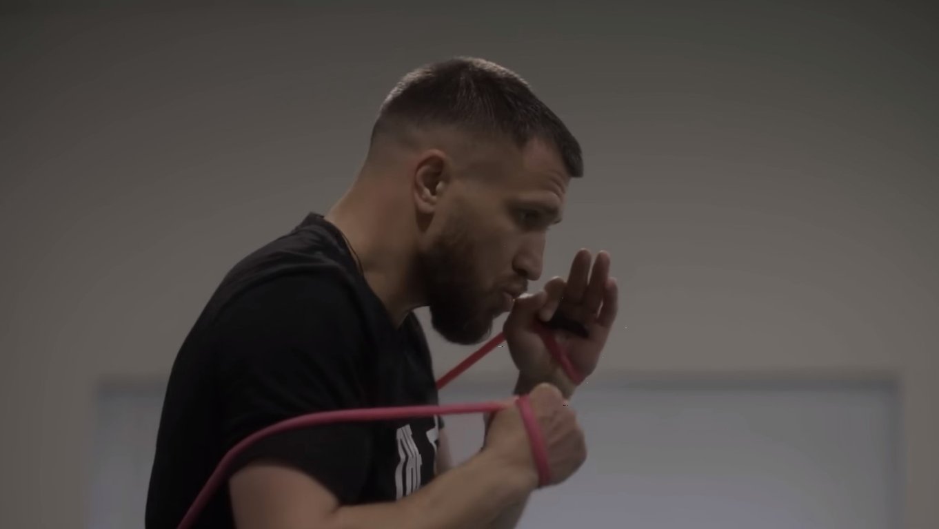 Василь Ломаченко готується до бою з Джорджем Камбососом