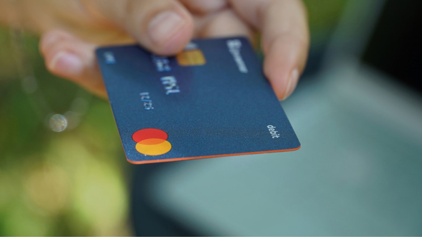 ПриватБанк зробив заяву щодо терміну дії карток — що важливо знати
