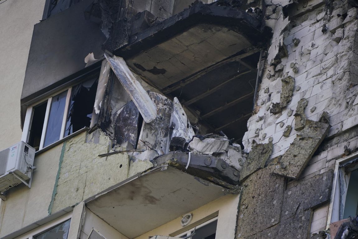 Пошкоджена багатоповерхівка в Києві