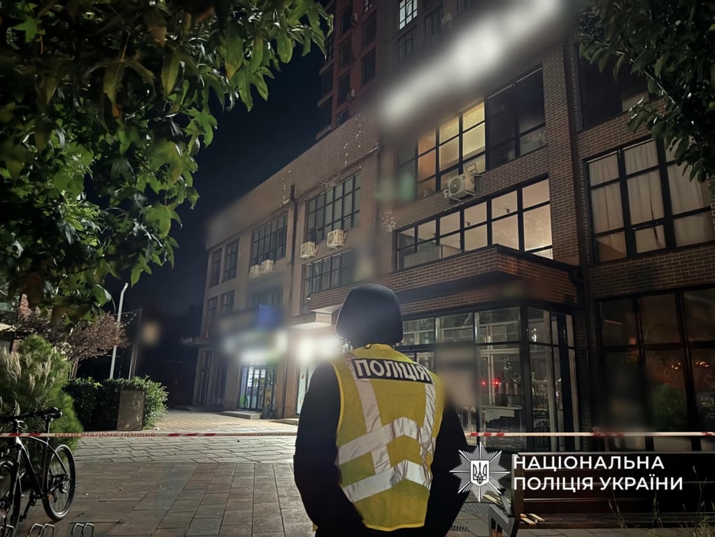 Поліцейський біля пошкодженої будівлі після атаки на Одещину	