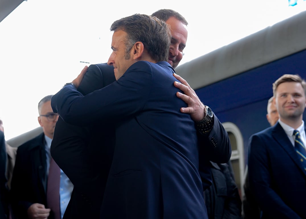 Макрон Київ