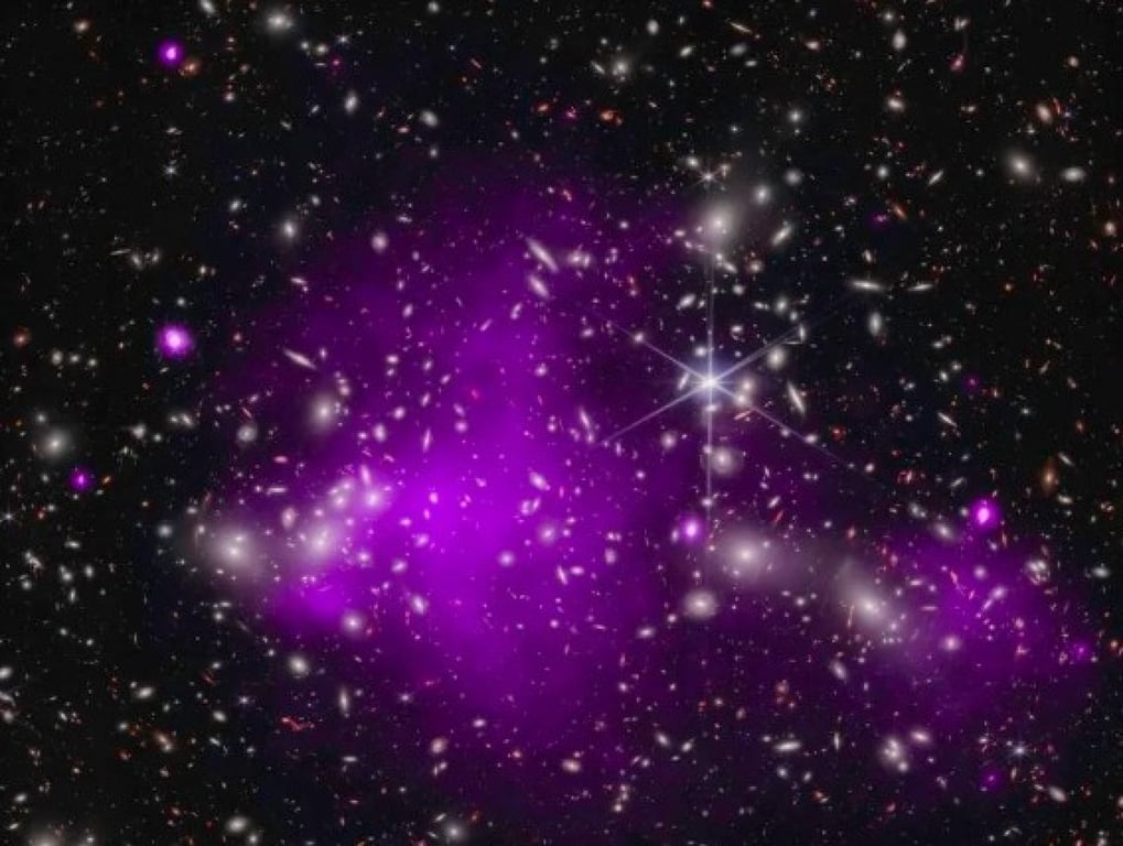 Обнаружена древнейшая черная дыра, рожденная вместе со Вселенной.