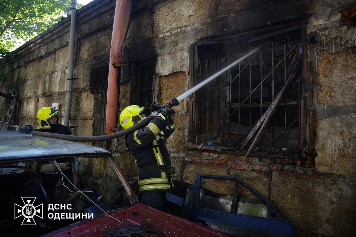 В Одесі згоріла Tesla на станції техобслуговування — відео - фото 3