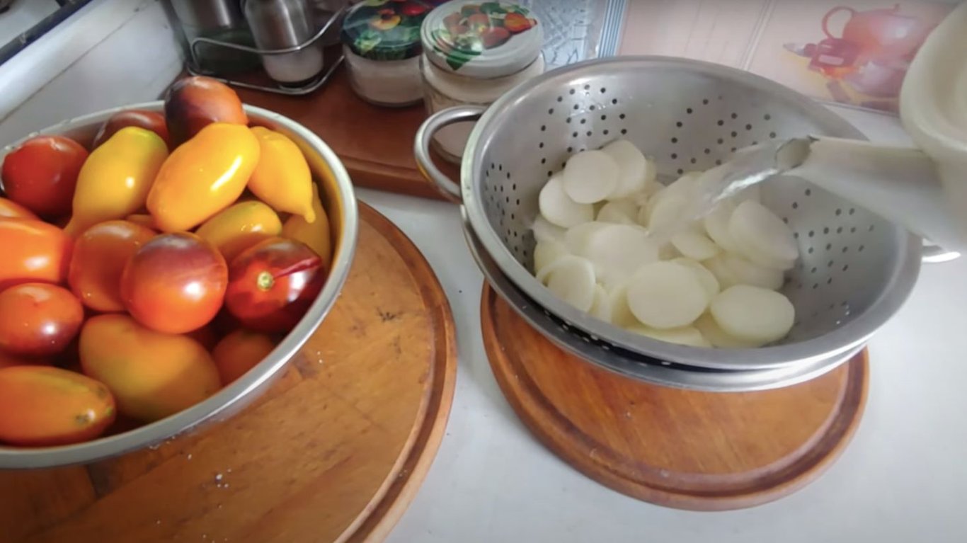 смачні помідори з цибулею на зиму по-фінськи