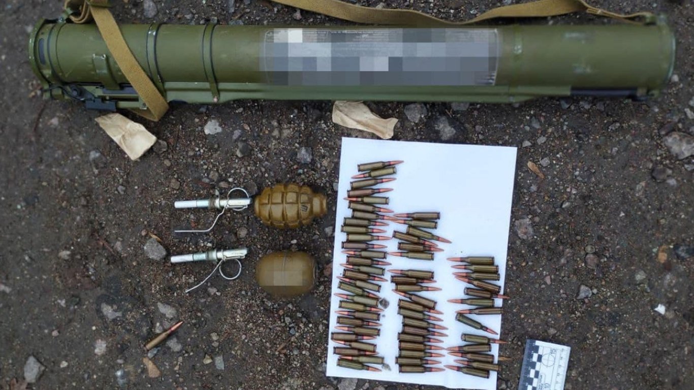 Гранатомет, гранати та патрони -- на Дніпропетровщині чоловік посеред вулиці продавав зброю
