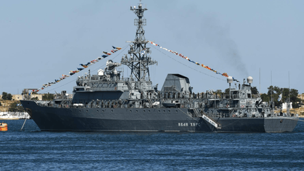 Подбитый российский корабль демонстративно завели в Севастополь - 285x160