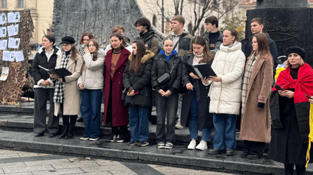 Во Львове почтили память павших деятелей культуры — фоторепортаж - 290x160