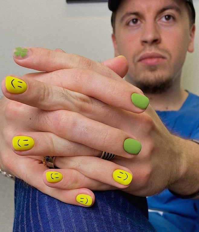 Люди по-різному ставляться до фарбованих нігтів у чоловіків 