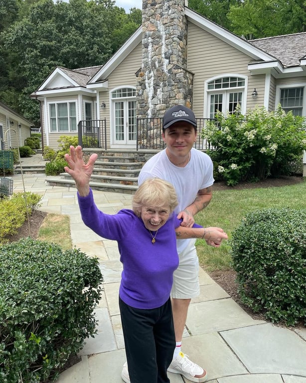 Бруклін Бекхем з бабусею Банні