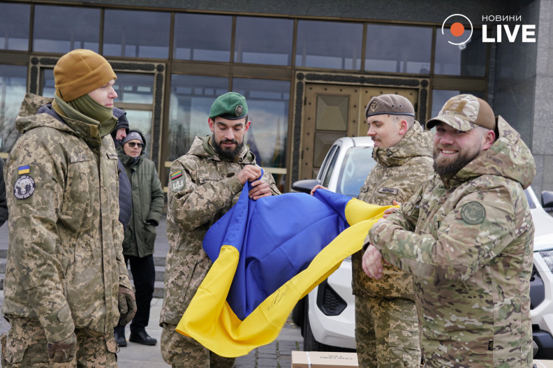 військові тримають прапор