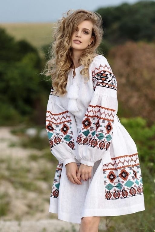 Молодая девушка в платье-вышиванке