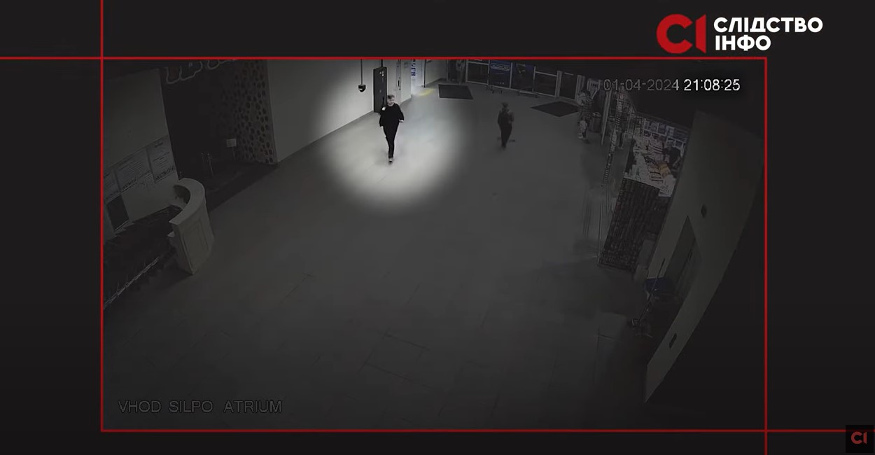 журналіст заходить у ТРЦ