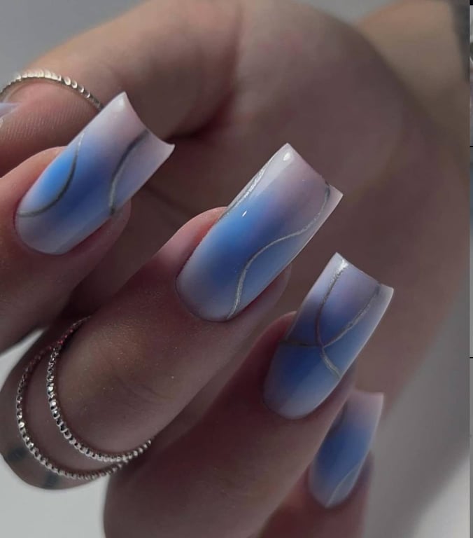 Ефектний манікюр, який має досить універсальний вигляд