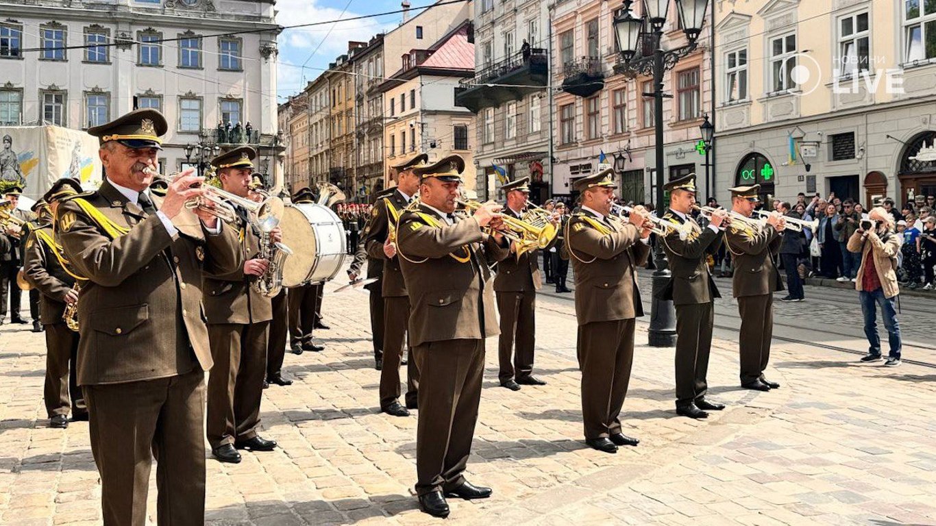 Львовские курсанты торжественно прошли по площади Рынок ко Дню города