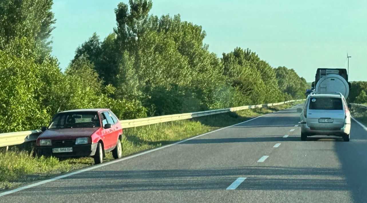 Люди лишають автомобілі на трасі Одеса-Рені