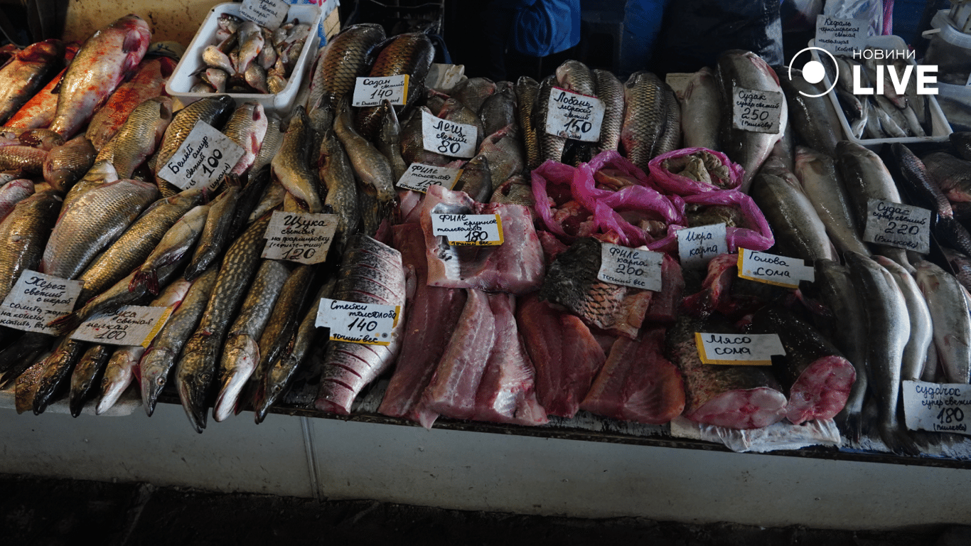 Ціни на свіжу рибу на ринку. Фото: Новини.LIVE/ Юлія Браславська