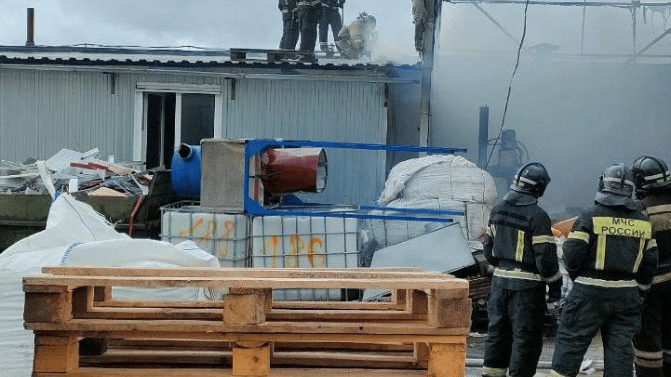 Масштабный пожар в районе складов оружия в Белгороде — жители слышали взрыв