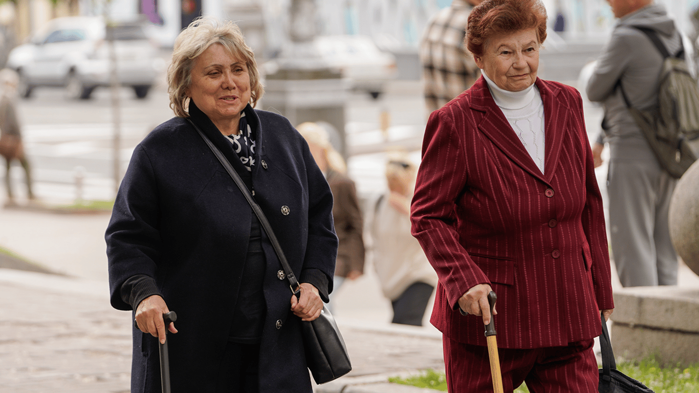 Компенсація для людей, які доглядають за родичем похилого віку: сума та як отримати у 2026 році