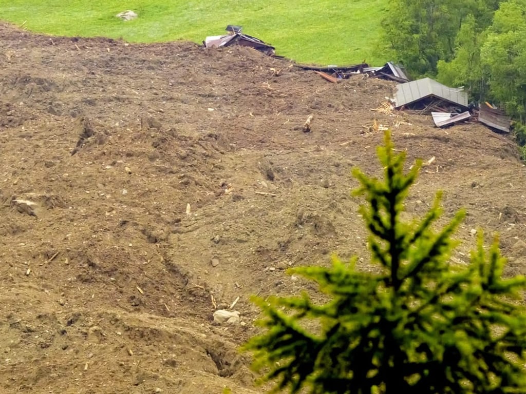 Потужний обвал: льодовик накрив частину села в Альпах