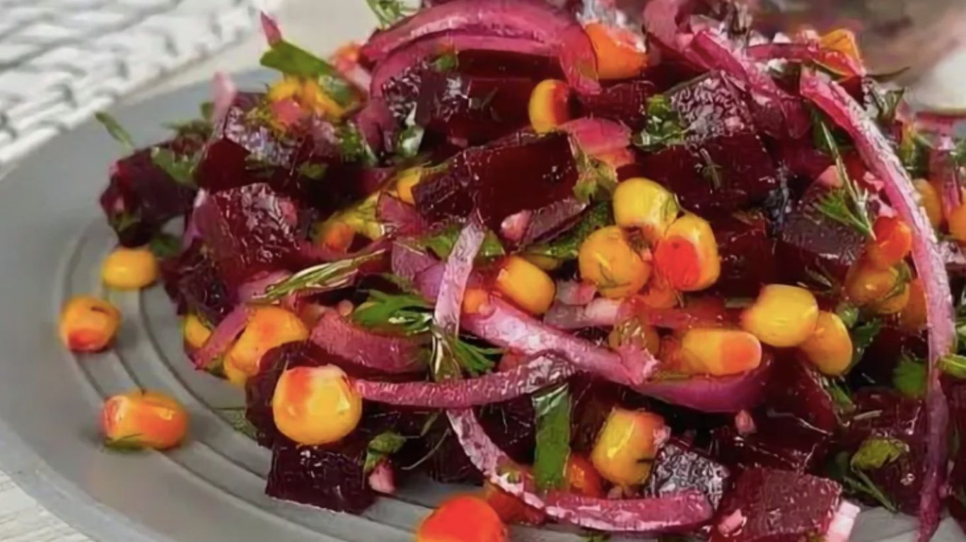 Буряковий салат з кукурудзою та цибулею