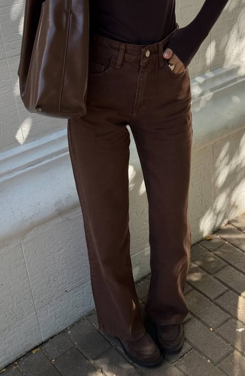 Коричневі джинси залишаються універсальними