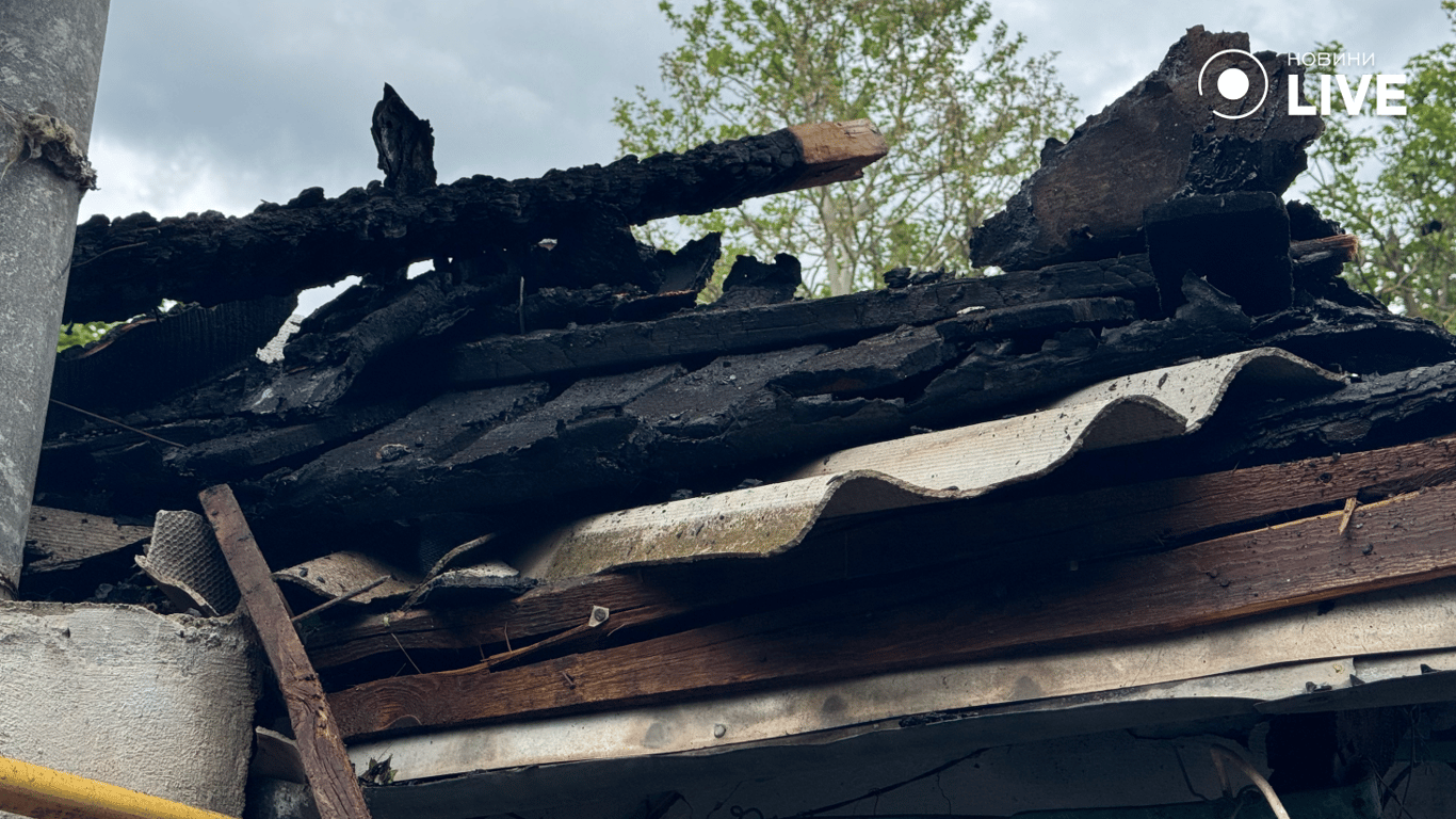 У будинку згорів дах