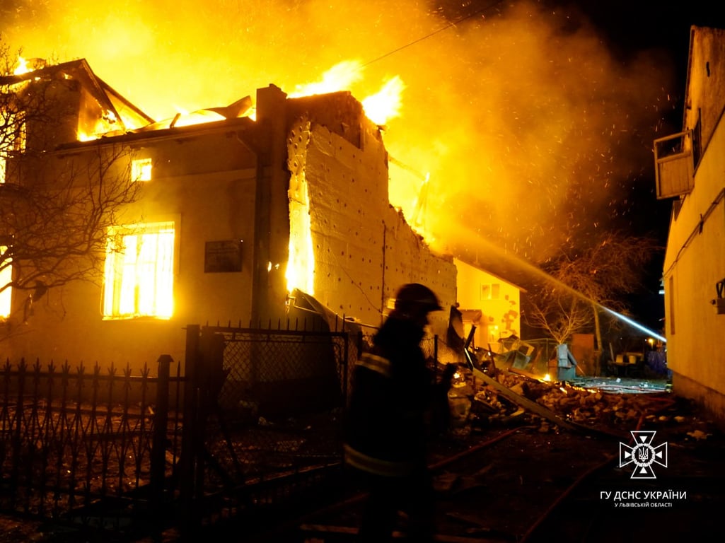 спасатели ликвидируют пожар во Львове
