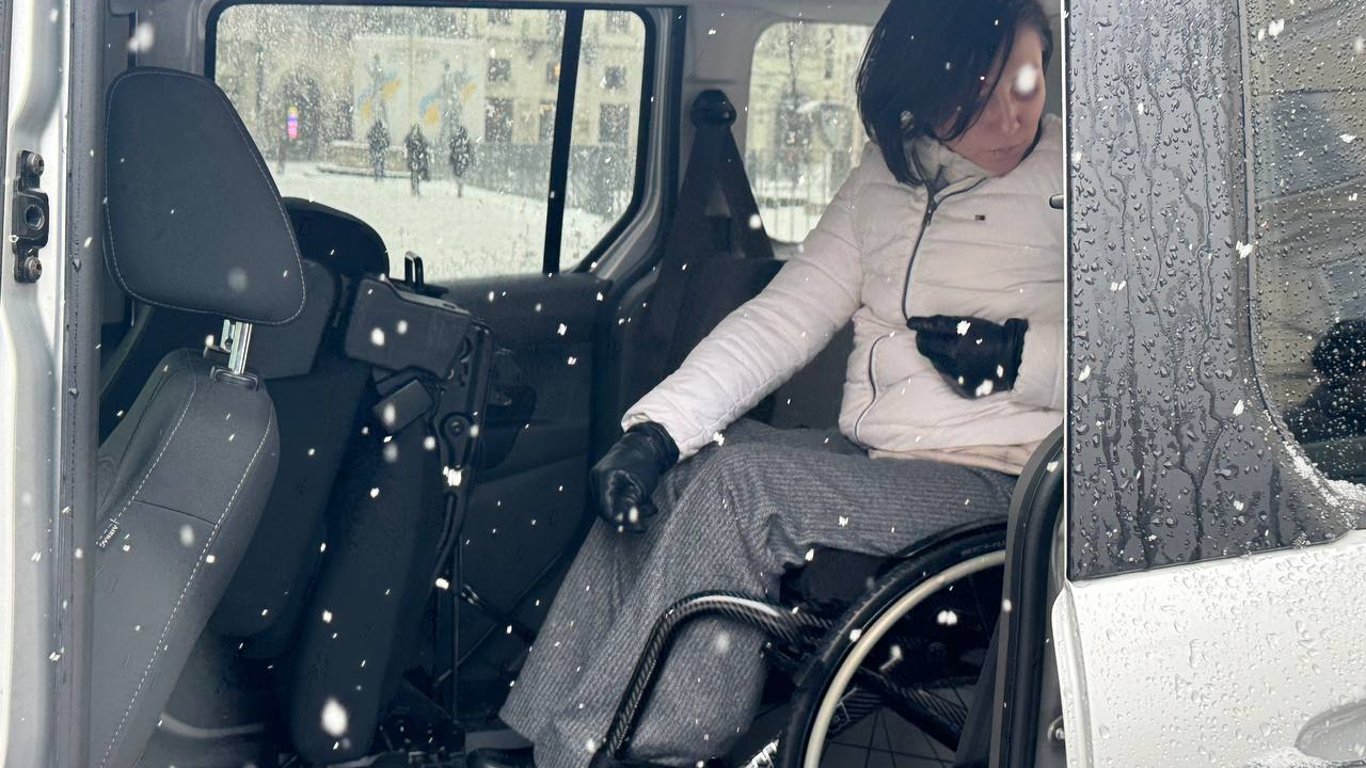 Во Львове заработало такси для людей на колесных креслах